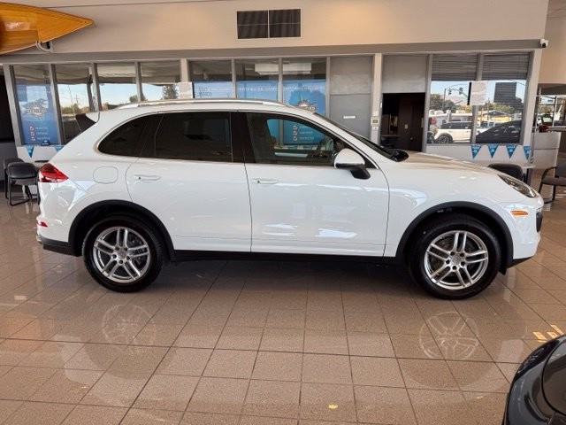 Porsche Cayenne Vehicle Full-screen Gallery Image 03