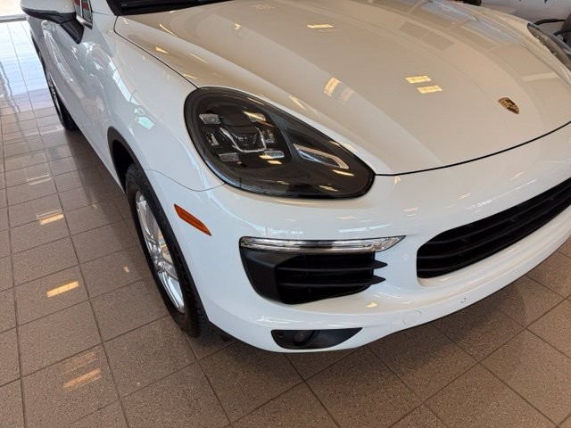Porsche Cayenne Vehicle Full-screen Gallery Image 09