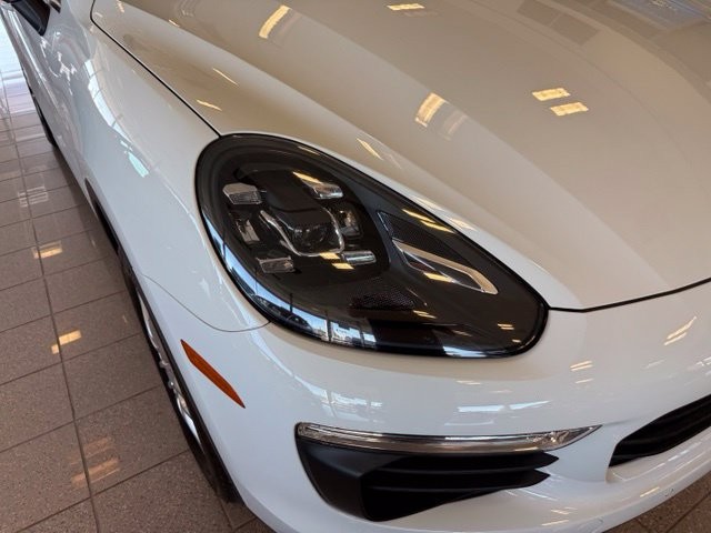 Porsche Cayenne Vehicle Full-screen Gallery Image 10