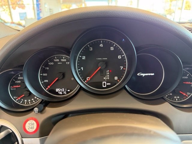 Porsche Cayenne Vehicle Full-screen Gallery Image 14