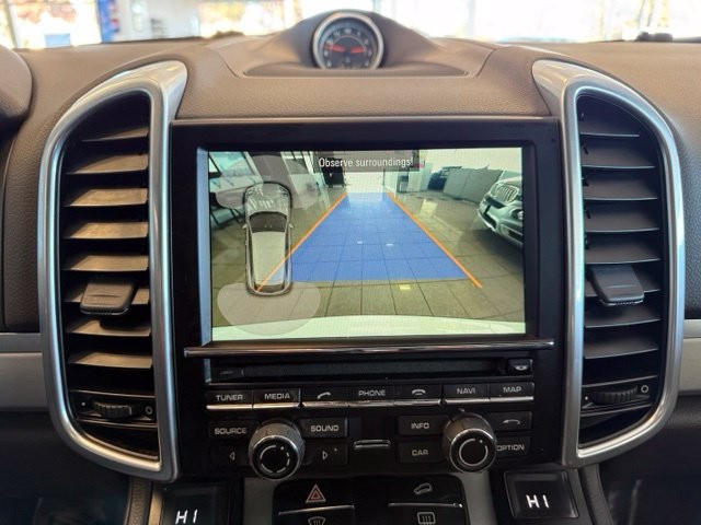 Porsche Cayenne Vehicle Full-screen Gallery Image 15