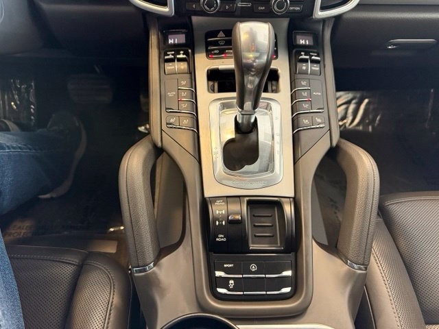 Porsche Cayenne Vehicle Full-screen Gallery Image 16