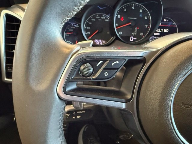 Porsche Cayenne Vehicle Full-screen Gallery Image 18