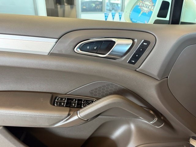 Porsche Cayenne Vehicle Full-screen Gallery Image 19