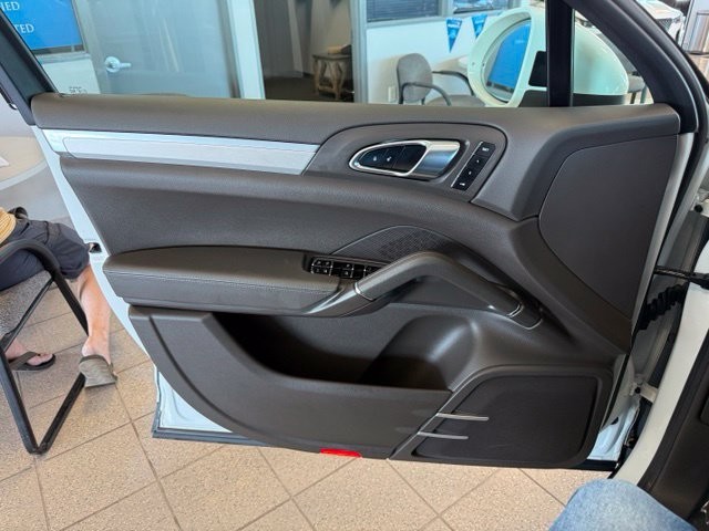Porsche Cayenne Vehicle Full-screen Gallery Image 20