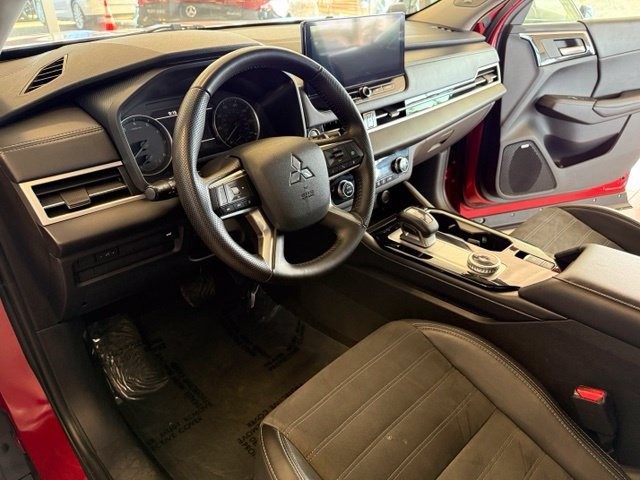 Mitsubishi Outlander Vehicle Full-screen Gallery Image 02