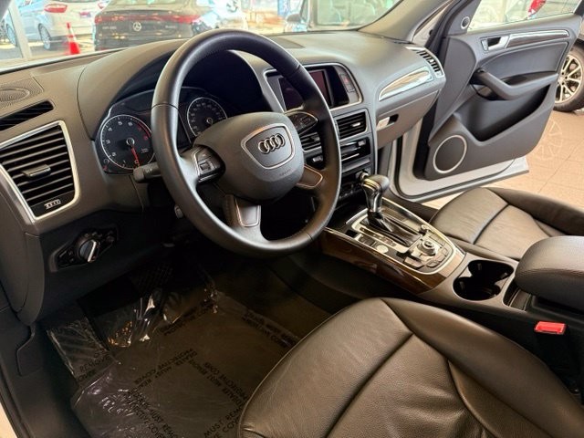 Audi Q5 Vehicle Full-screen Gallery Image 02