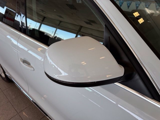 Audi Q5 Vehicle Full-screen Gallery Image 12