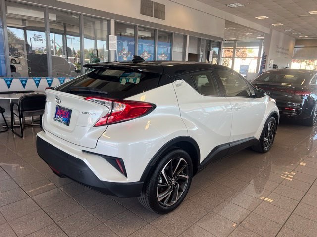 Toyota C-HR Vehicle Full-screen Gallery Image 02