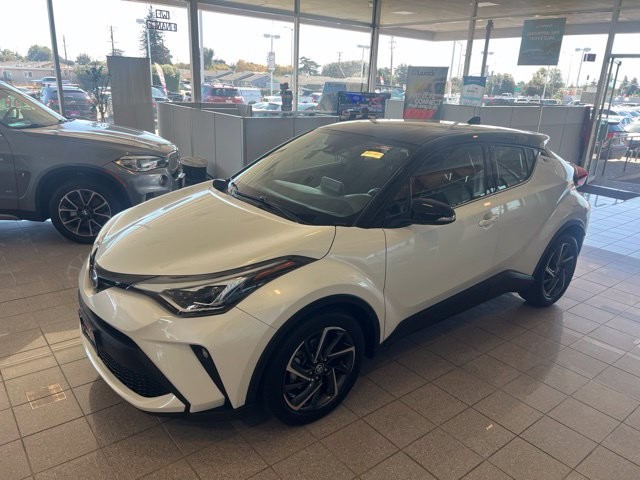 Toyota C-HR Vehicle Full-screen Gallery Image 03