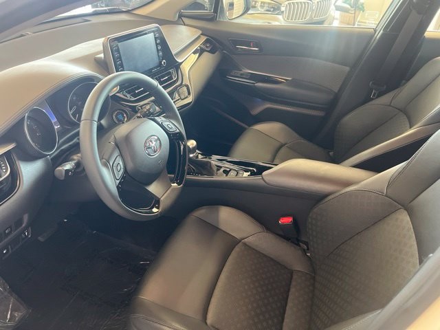 Toyota C-HR Vehicle Full-screen Gallery Image 04