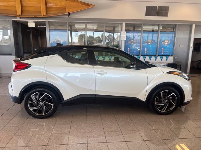 Toyota C-HR Vehicle Full-screen Gallery Image 07