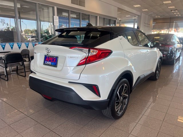 Toyota C-HR Vehicle Full-screen Gallery Image 09