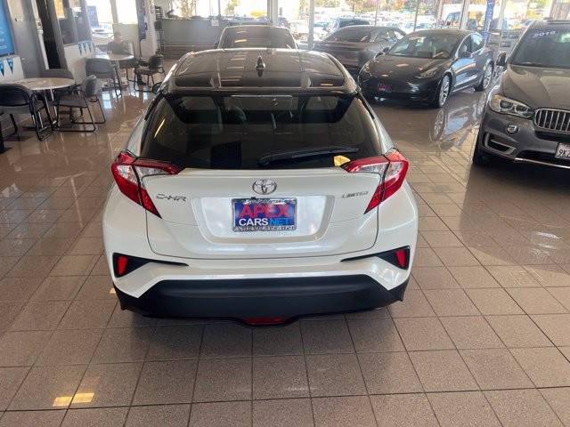 Toyota C-HR Vehicle Full-screen Gallery Image 10