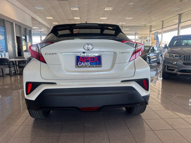 Toyota C-HR Vehicle Full-screen Gallery Image 11