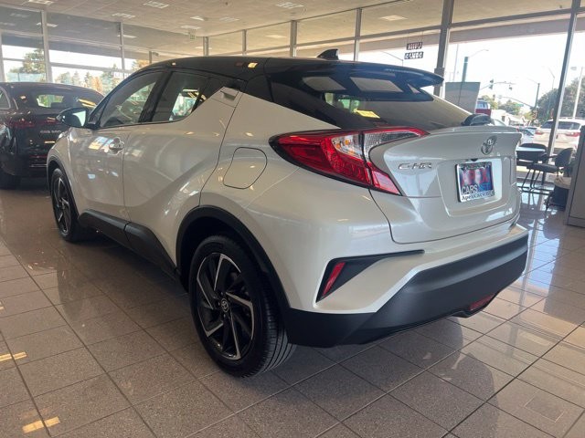 Toyota C-HR Vehicle Full-screen Gallery Image 12