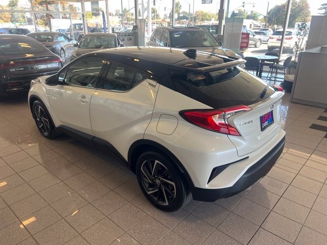 Toyota C-HR Vehicle Full-screen Gallery Image 13