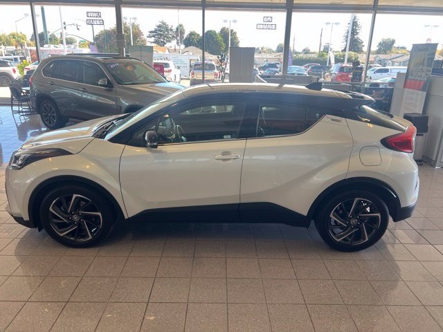 Toyota C-HR Vehicle Full-screen Gallery Image 14