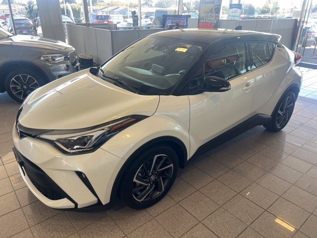 Toyota C-HR Vehicle Full-screen Gallery Image 15