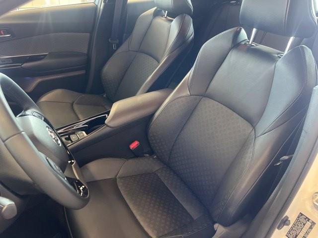 Toyota C-HR Vehicle Full-screen Gallery Image 19