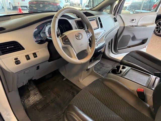 Toyota Sienna Vehicle Full-screen Gallery Image 02