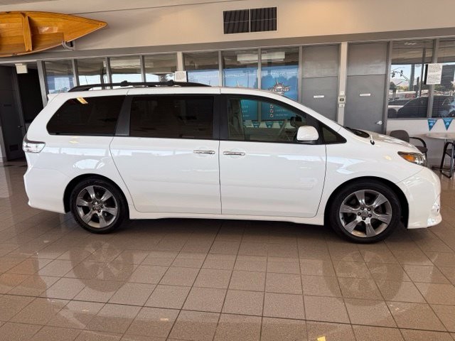 Toyota Sienna Vehicle Full-screen Gallery Image 03