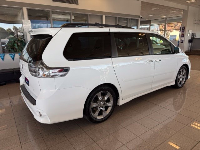 Toyota Sienna Vehicle Full-screen Gallery Image 04