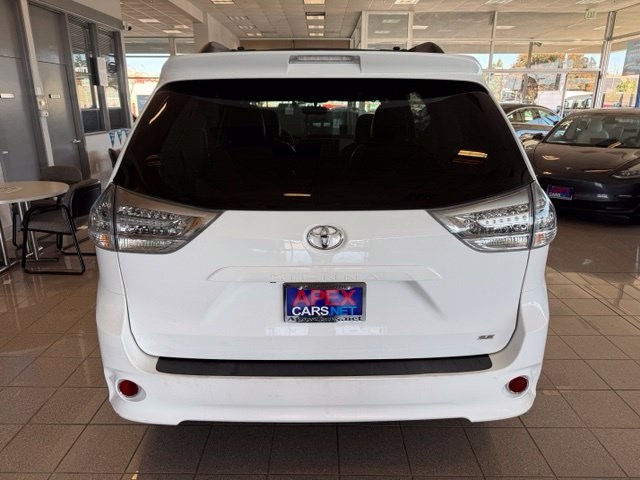 Toyota Sienna Vehicle Full-screen Gallery Image 05