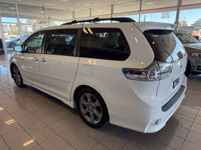 Toyota Sienna Vehicle Full-screen Gallery Image 06