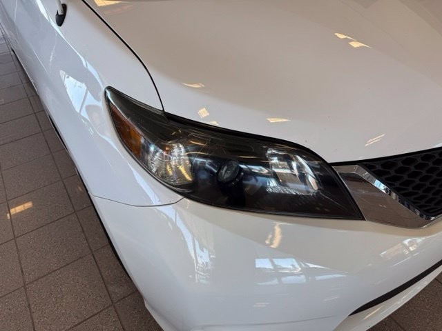 Toyota Sienna Vehicle Full-screen Gallery Image 10