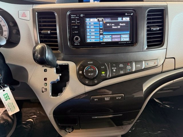 Toyota Sienna Vehicle Full-screen Gallery Image 15