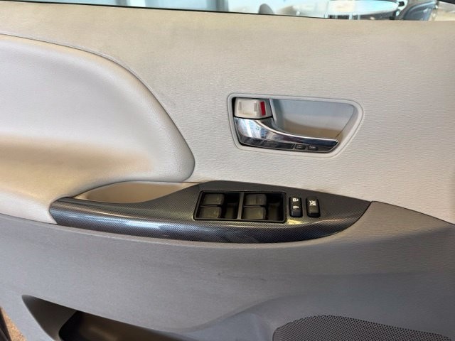 Toyota Sienna Vehicle Full-screen Gallery Image 18