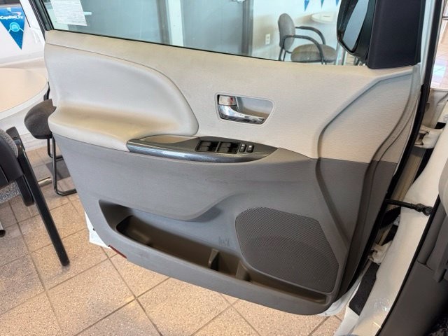 Toyota Sienna Vehicle Full-screen Gallery Image 19