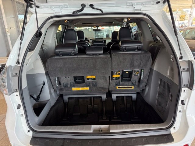 Toyota Sienna Vehicle Full-screen Gallery Image 20