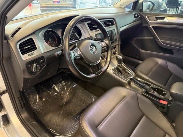 Volkswagen Golf SportWagen Vehicle Full-screen Gallery Image 02