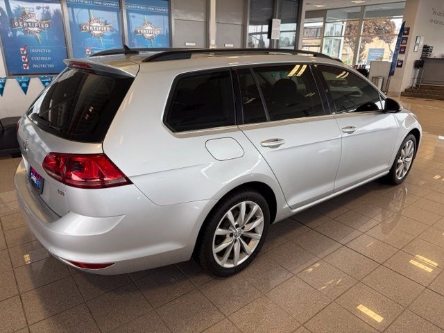 Volkswagen Golf SportWagen Vehicle Full-screen Gallery Image 05
