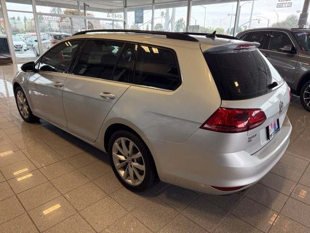 Volkswagen Golf SportWagen Vehicle Full-screen Gallery Image 07