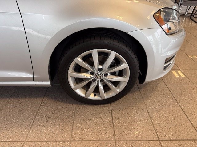 Volkswagen Golf SportWagen Vehicle Full-screen Gallery Image 12