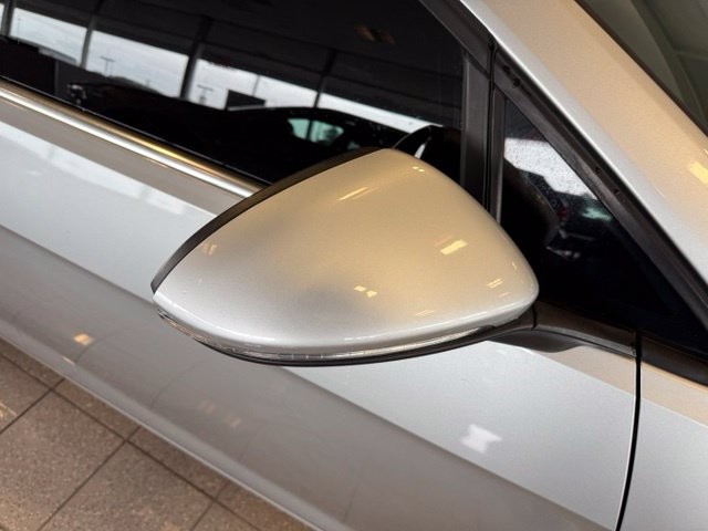 Volkswagen Golf SportWagen Vehicle Full-screen Gallery Image 13
