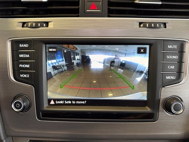 Volkswagen Golf SportWagen Vehicle Full-screen Gallery Image 16