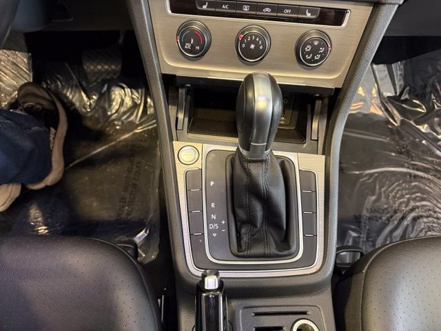 Volkswagen Golf SportWagen Vehicle Full-screen Gallery Image 18