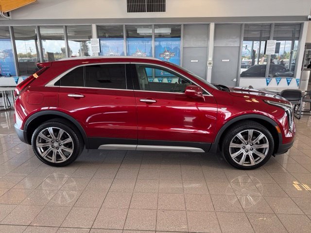 Cadillac XT4 Vehicle Full-screen Gallery Image 02