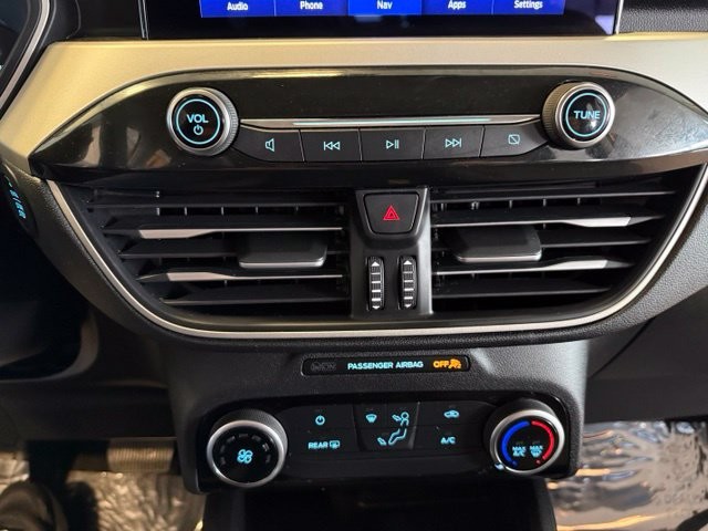 Ford Escape Vehicle Full-screen Gallery Image 17