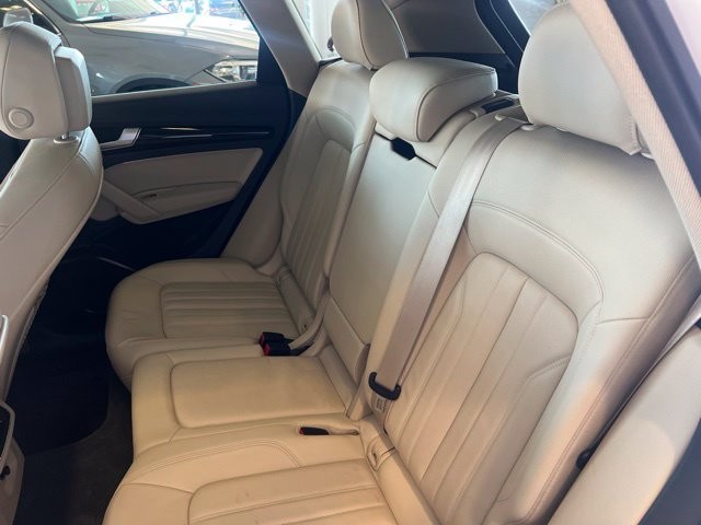Audi Q5 Vehicle Full-screen Gallery Image 05