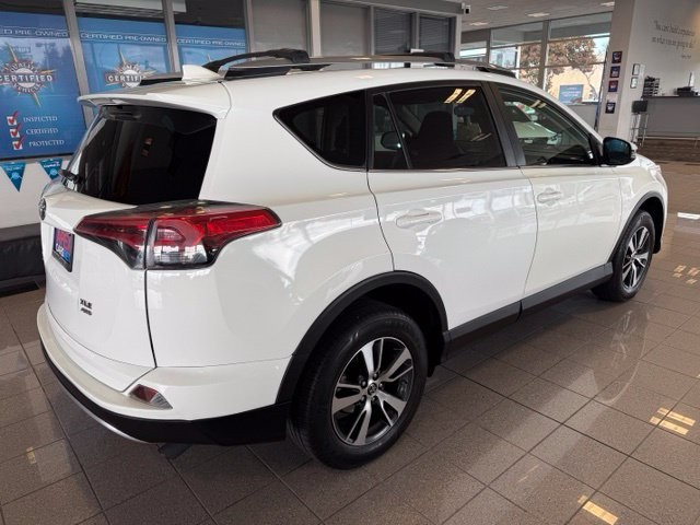 Toyota RAV4 Vehicle Full-screen Gallery Image 04