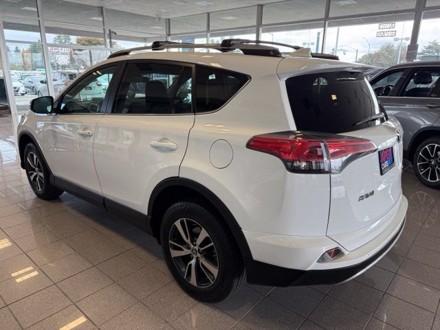 Toyota RAV4 Vehicle Full-screen Gallery Image 06