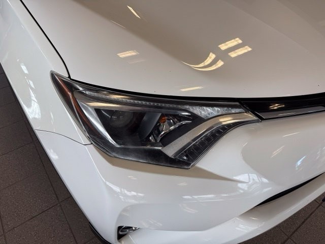 Toyota RAV4 Vehicle Full-screen Gallery Image 10