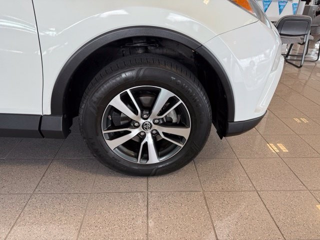 Toyota RAV4 Vehicle Full-screen Gallery Image 11