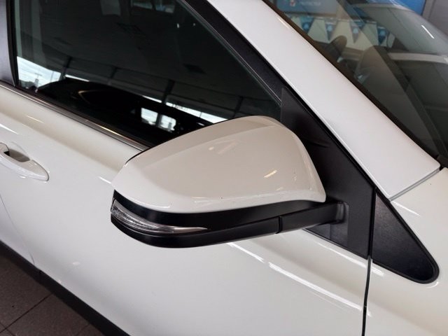 Toyota RAV4 Vehicle Full-screen Gallery Image 12