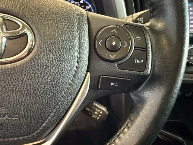 Toyota RAV4 Vehicle Full-screen Gallery Image 17